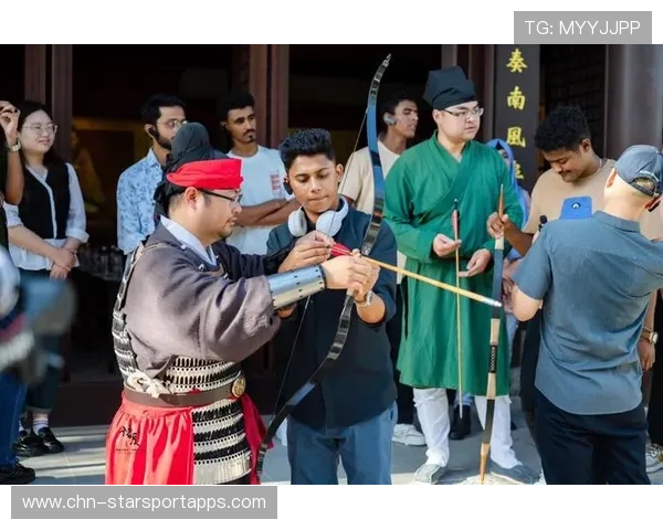 射箭选手穿汉服比赛成新热点 射箭选手穿汉服比赛成新热点