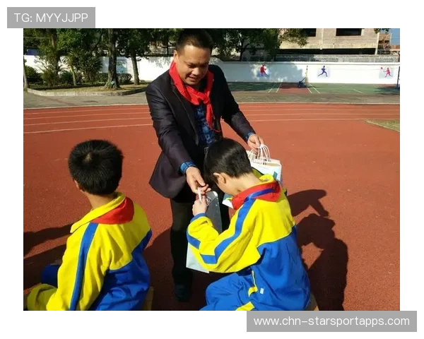 从小培养，向高竞技迈进，从小培养远大的理想修改病句