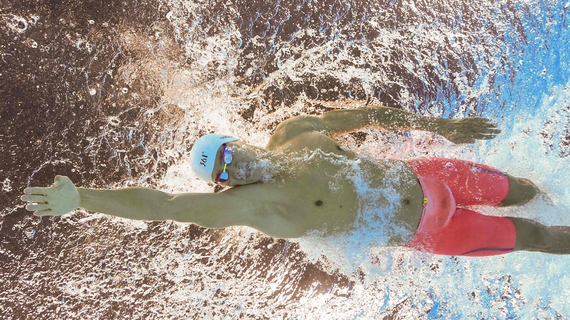 欧洲杯边裁与主裁的配合被专业人士点评，2020欧洲杯裁判服